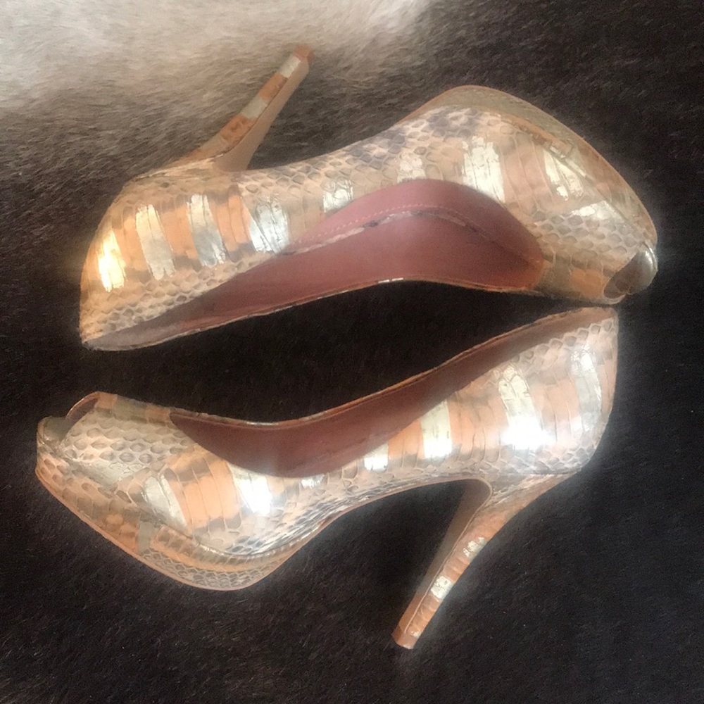 NWOT Vince Camuto Gold Tone Snakeskin Heels
